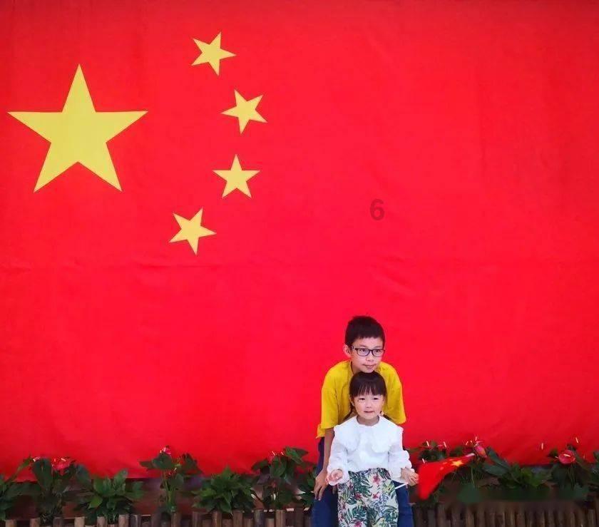 学生们在老师结婚之前准备惊喜，教室里拉起横幅，学生们送上祝福